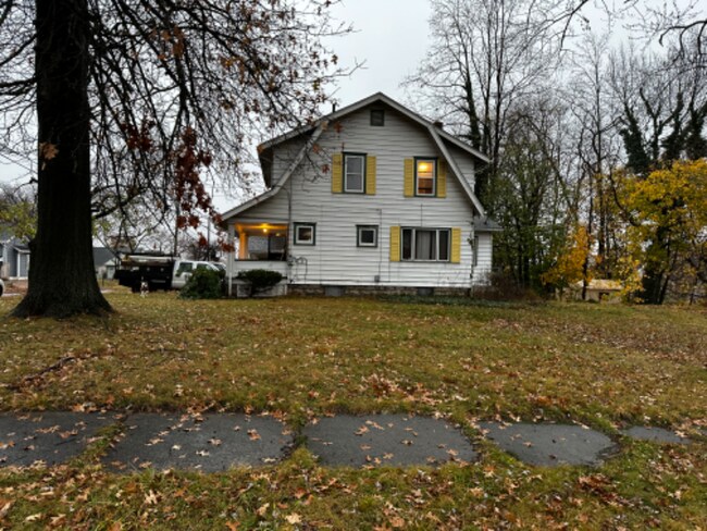 Building Photo - 722 Russell Ave
