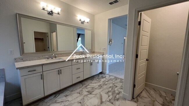 Building Photo - Still looks new. 4-bedroom home in North N...