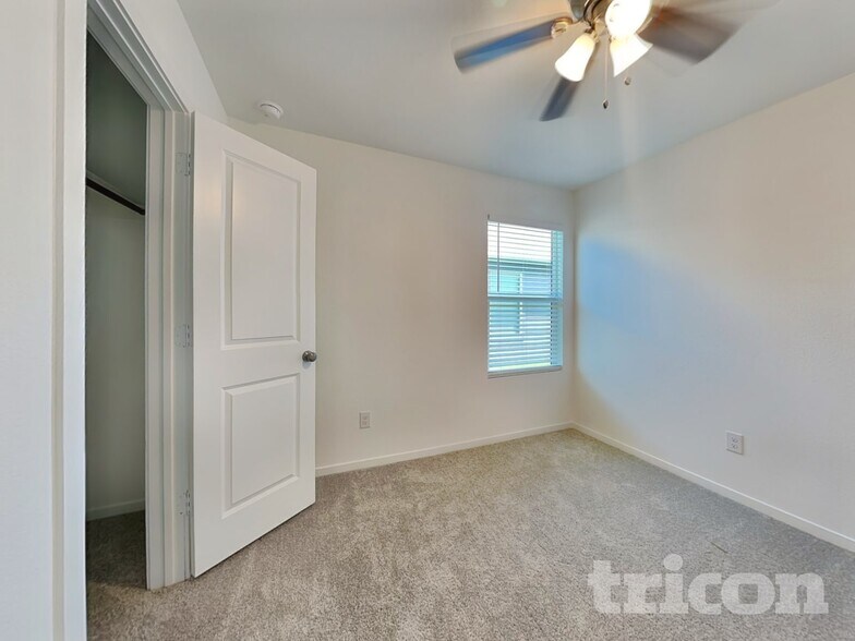 Building Photo - 827 Ponderosa Ln