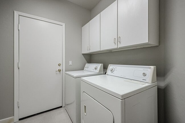 Building Photo - COMING SOON! Location! Fully remodelled 4B...