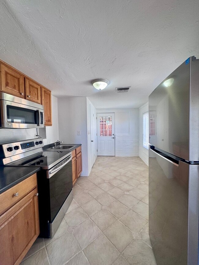 Building Photo - FOR RENT