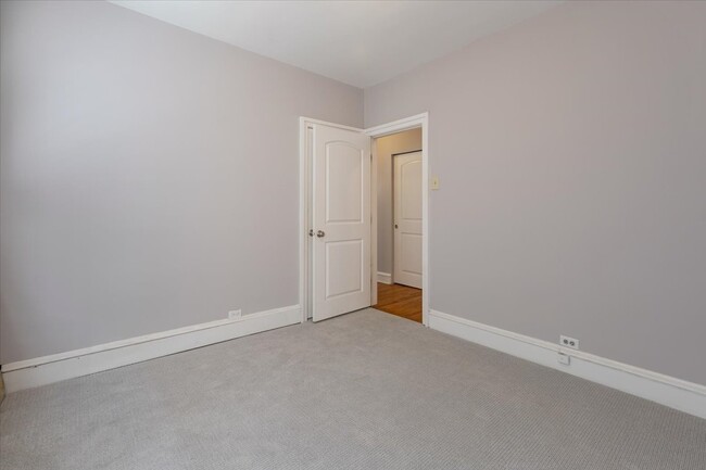 Building Photo - 630 W Waveland Ave