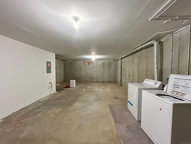 Building Photo - 19 Somers St