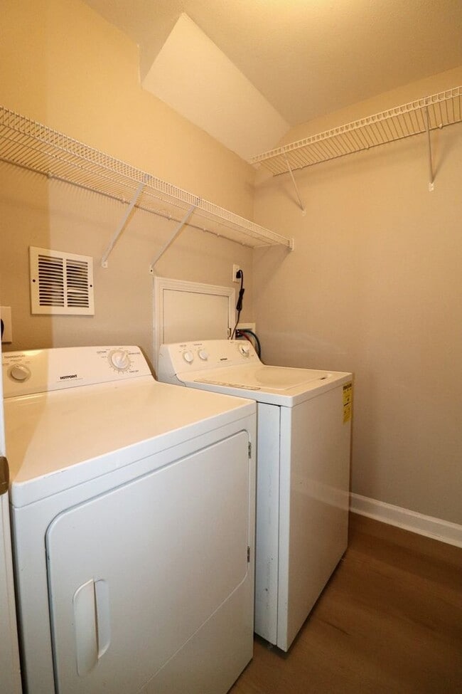 Building Photo - Location! Location! 3 bedroom End Unit Tow...