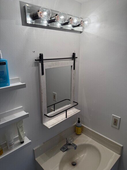 Building Photo - 911 S Charles St