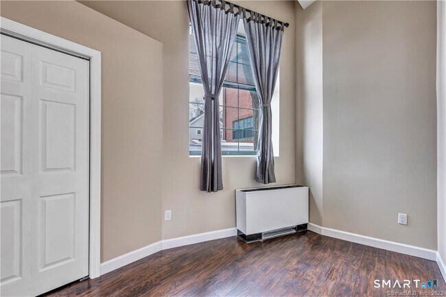 Building Photo - 25 Grand St