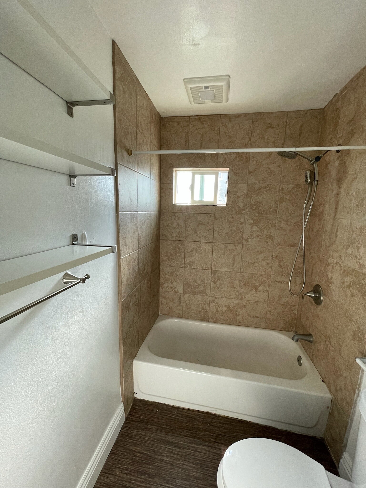 Bathroom tub/shower - 3600 S Centinela Ave