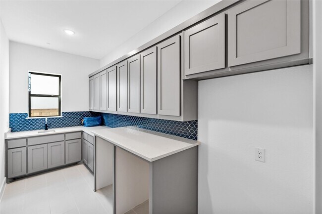 Building Photo - 10437 Milkweed Ct