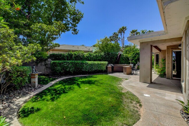 Building Photo - Single Story in Country Club Hills!