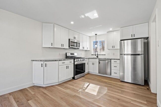 Building Photo - Newly Renovated 3 Bed/2.5 Bath Home - Cent...