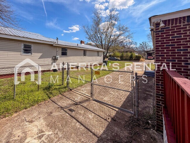 Building Photo - Updated Home for Rent in Birmingham, AL - Just minutes from Oxmoor Road!