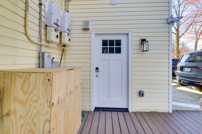 Building Photo - 6604 Oak St