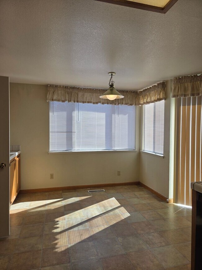 Building Photo - Spacious Laurel Creek Home