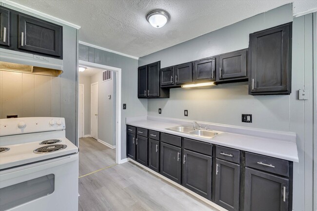 Building Photo - 2408 Southdale Dr