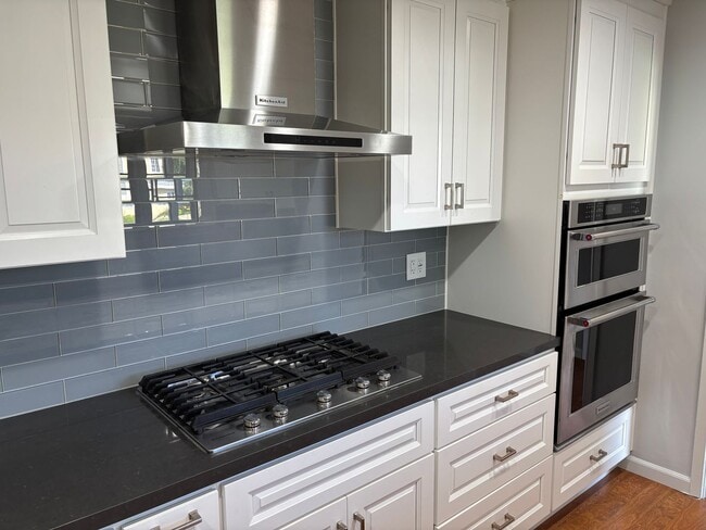 Building Photo - NICE 2 Bedroom Home with Large Enclosed Ya...
