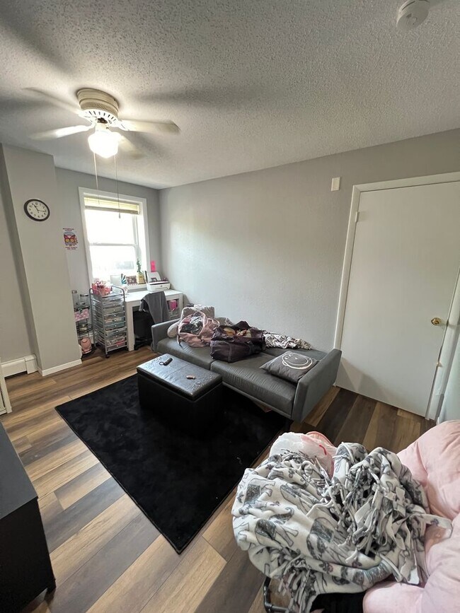 Building Photo - AVAILABLE JUNE - Spacious 2 Bedroom Apartment!