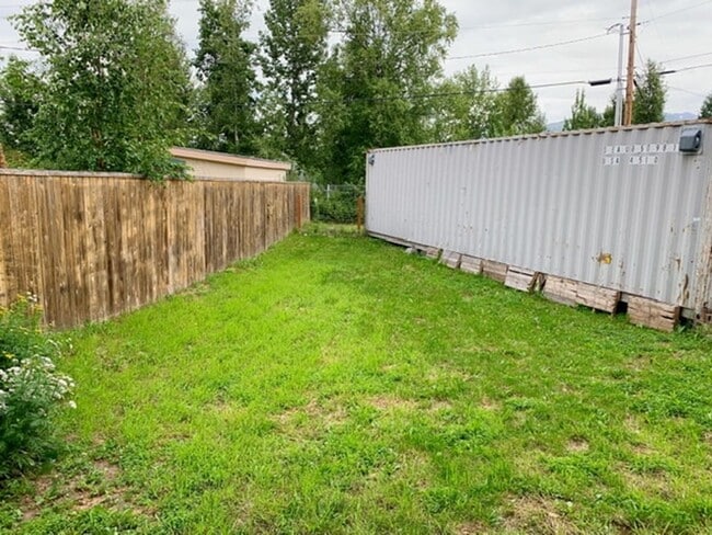 Building Photo - East Anchorage Townhouse with Yard, Garage, and W/D In unit! Close to JBER!