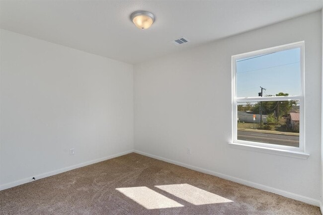 Building Photo - 2002 W 2nd St