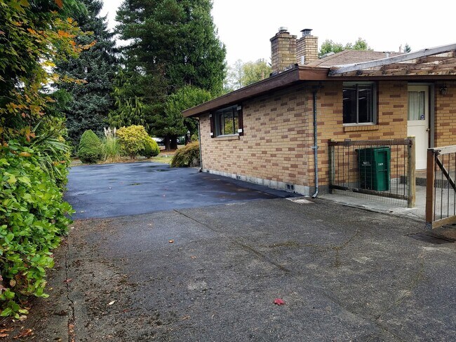 Building Photo - Classic Mid-Century Modern Rambler In Port...