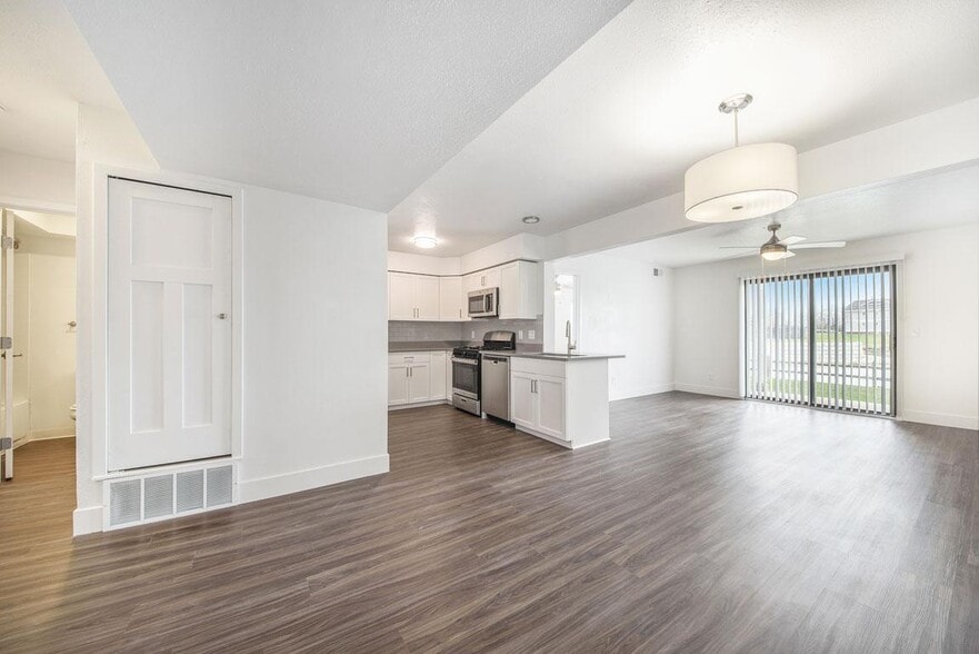 The Crossings Apartments 1414 Eastport Dr SE Grand Rapids MI 49508