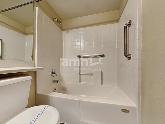 Building Photo - 1852 E Pyle Ave