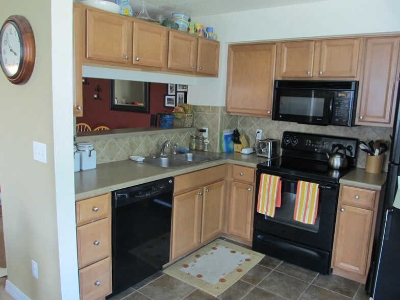 kitchen - 14300 Waterside Ln