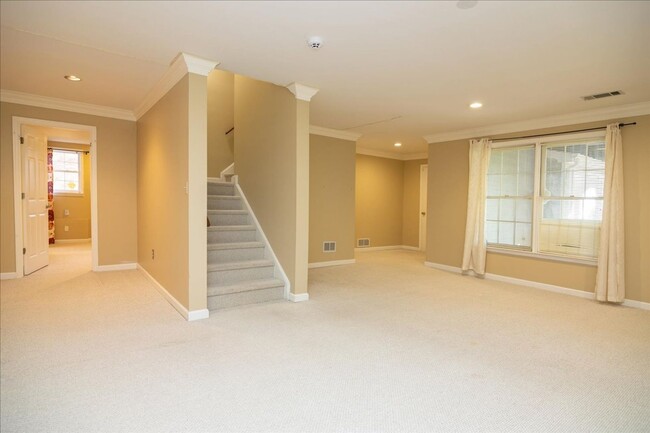 Building Photo - Spacious 4/3.5 in Highly Sought-After Buck...