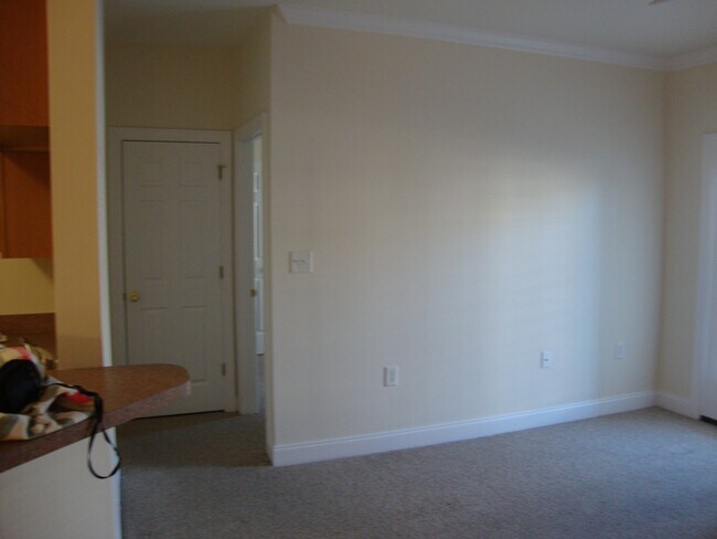 Building Photo - 2065 Silvercrest Dr