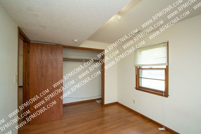 Building Photo - WEST AMES!! - 2 Bedroom, 1 Bath Duplex in ...