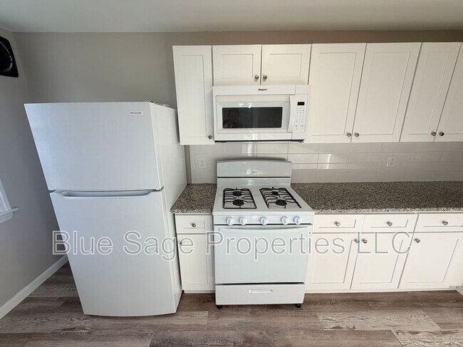 Building Photo - 902 Maple Ave