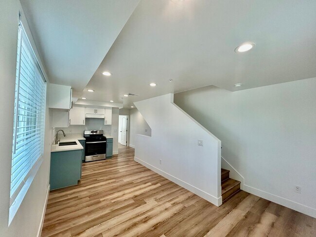 Building Photo - NewB La T 8418