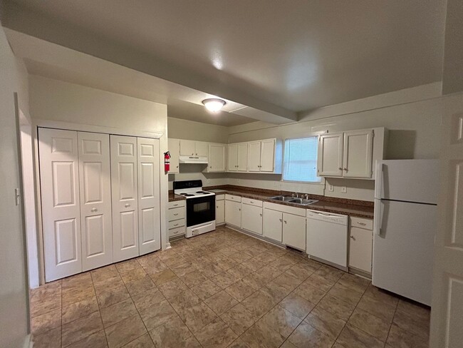 Building Photo - Spacious 2 Bed 2 Bath House with Storage /...