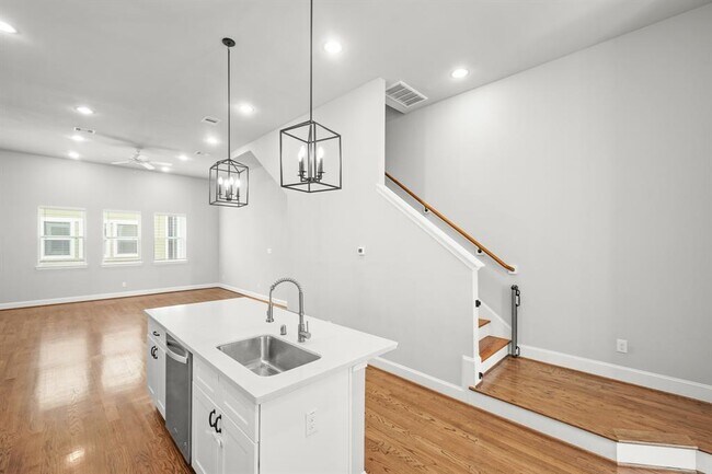 Building Photo - 611 W 24th St