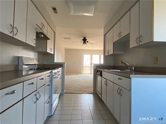 Building Photo - 560 Silver Sands Rd