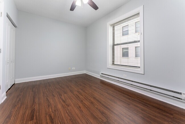 Building Photo - 4520 N Clarendon Ave