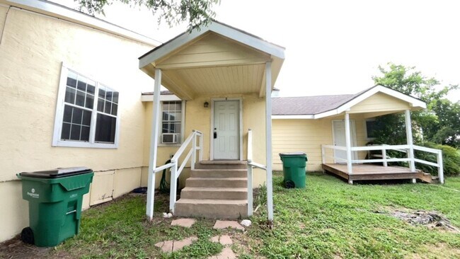 Building Photo - 2903 N U.S. Hwy 281