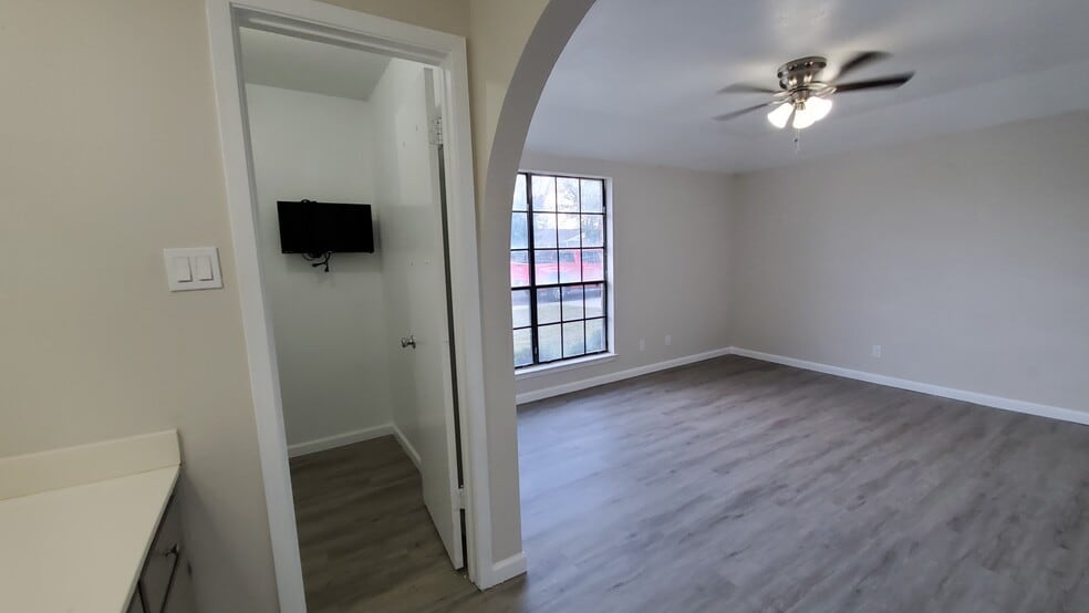 Building Photo - 2042 Magill St