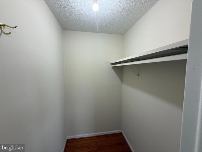 Building Photo - 3288 Wyndale Ct