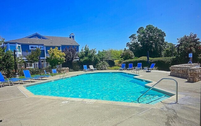 Building Photo - Alameda's most sought after gated communit...