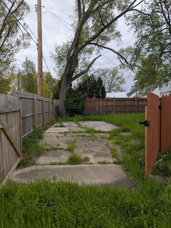 Building Photo - 18116 Bloom St