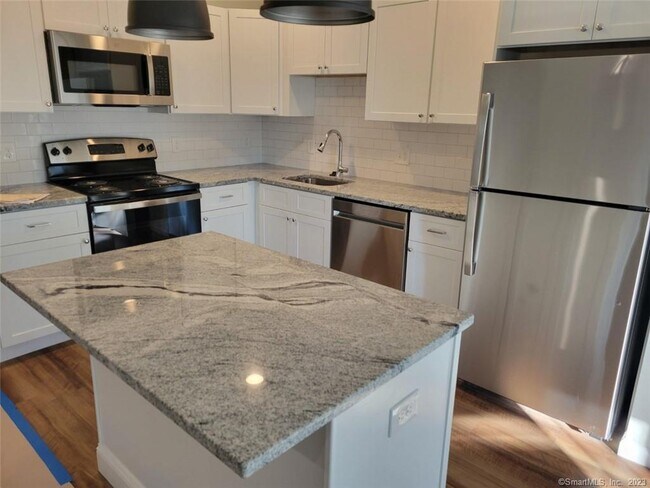 Building Photo - 10 Berkshire Rd