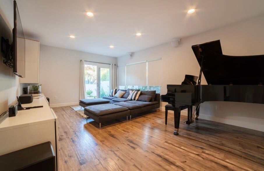 Media + Family + Music Room - 1530 Marine Ave