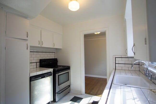 Building Photo - Charming 2-Story Irvington 2 Bedroom w/ Dishwasher & Hardwood Floors!!