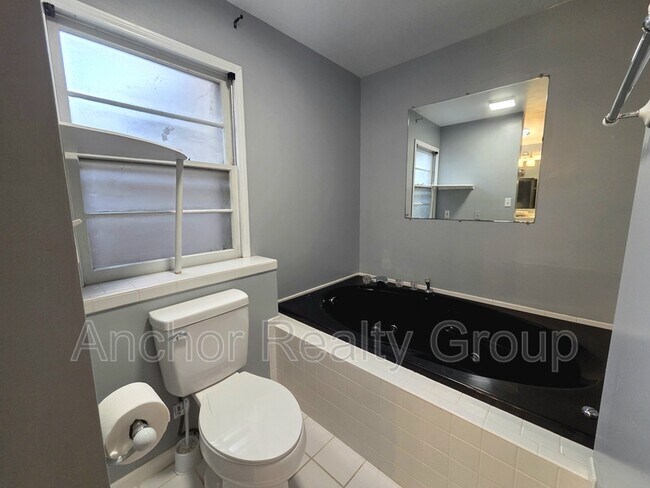 Building Photo - 14 Al St