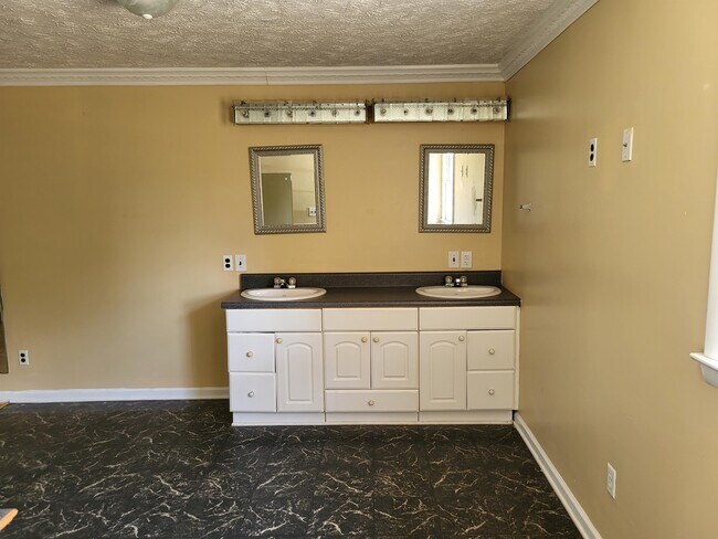 Building Photo - 3321 Oak Hill Dr