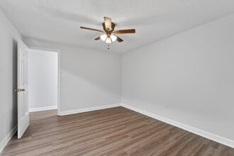 Building Photo - "Charming 1-Bedroom Haven in a Great Savannah Location!"