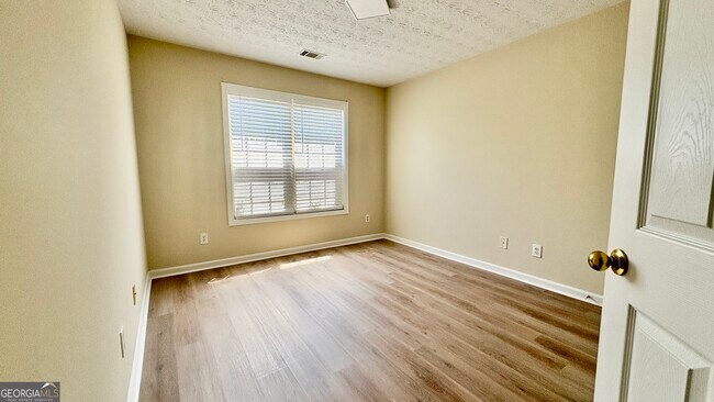 Building Photo - 2336 Pettit Dr