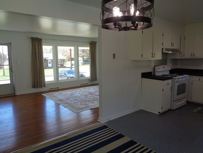 Building Photo - APPLICATION PENDING-Well-Maintained 2 Bedroom House for Rent