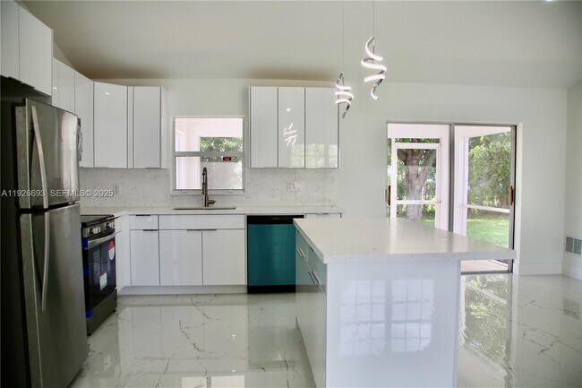 Building Photo - 1716 NE 6th Pl