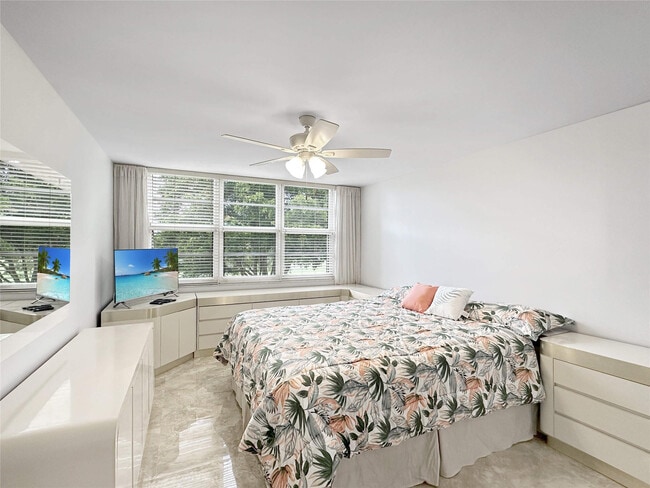 Building Photo - 3505 Oaks Way